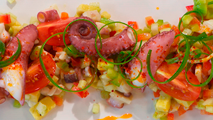Ensalada templada de pulpo y gambas